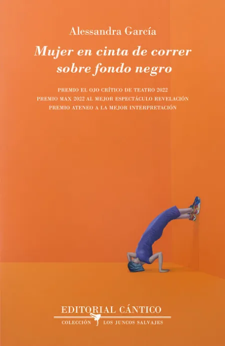 Mujer en Cinta de Correr Sobre Fondo Negro